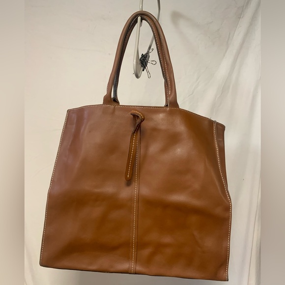 Guia Camel Color Sleek Leather Tote - Picture 2 of 4